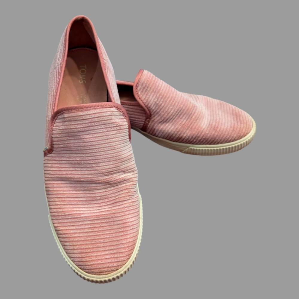 Tom's women's Heritage slip on sneakers / flats in light mauve corduroy, size 9